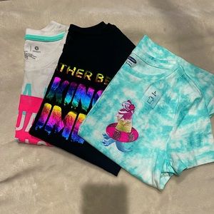 3 short sleeved tee-shirts.